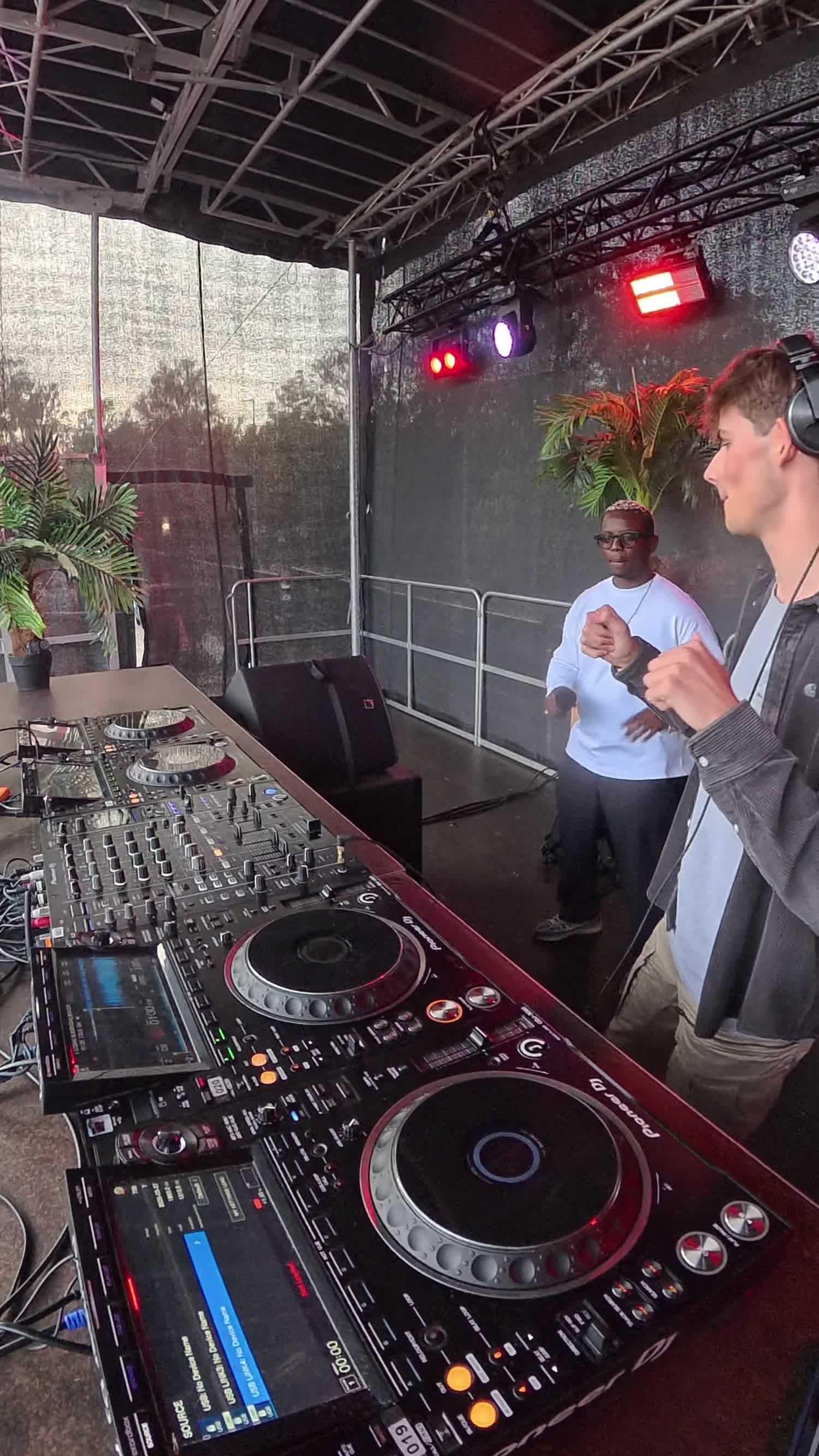 DJ Bo tijdens zijn set op Leids Ontzet